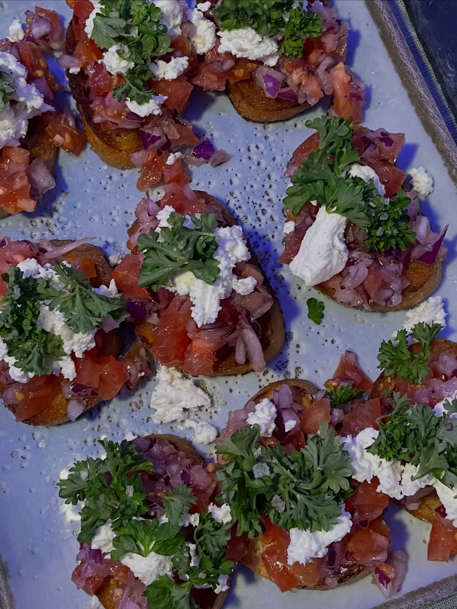 Bruschetta med tomat, rødløg, feta og persille