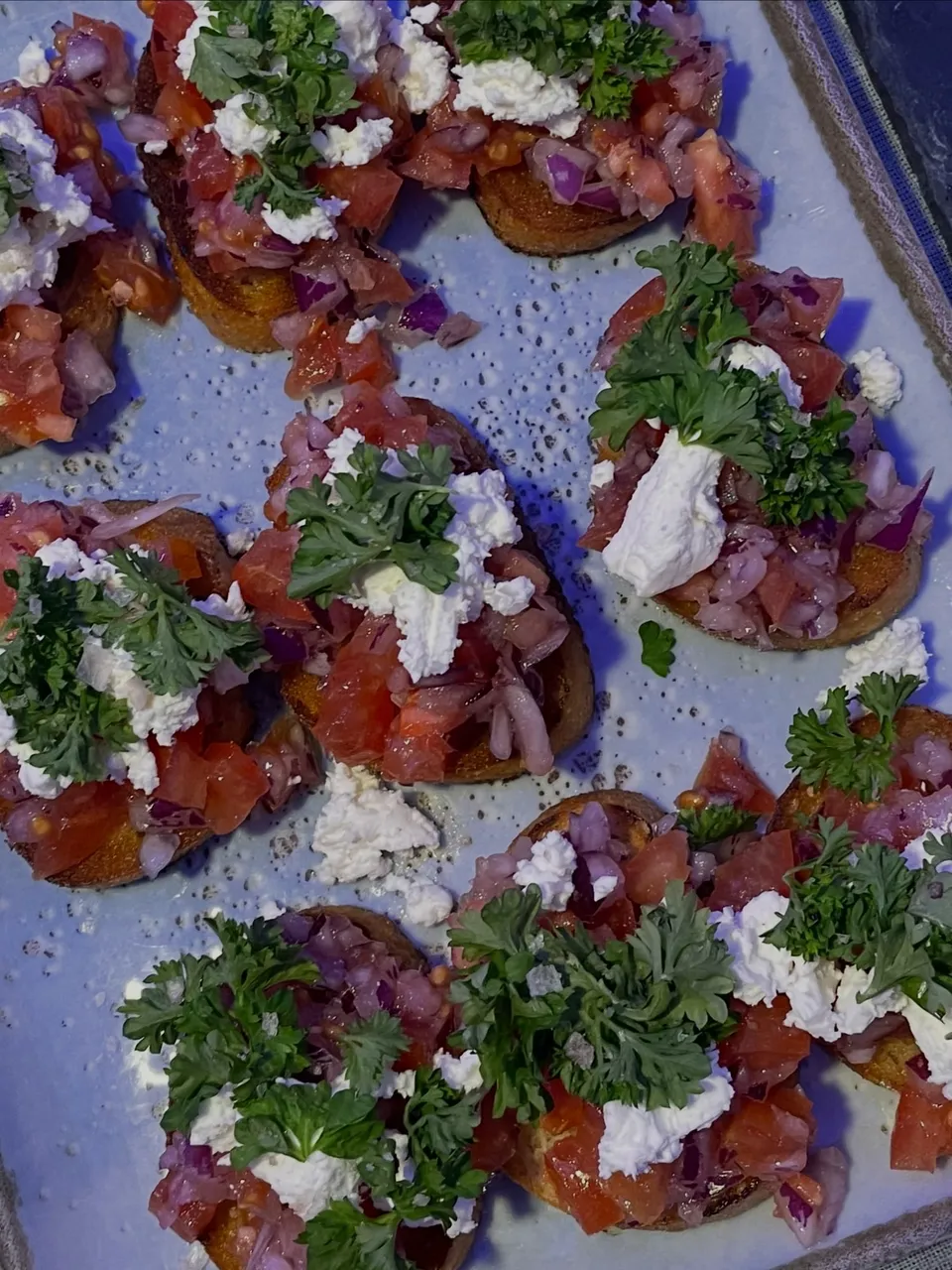 Bruschetta med tomat, rødløg, feta og persille