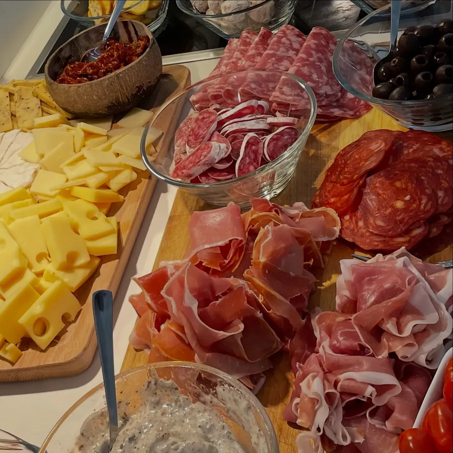 Stor buffet med skiveskåret ost, salami, chorizo og parmaskinke