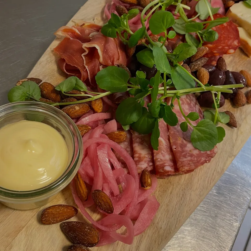 Charcuteri med spegeskinke, salami, ristede mandler, oliven og brøndkarse