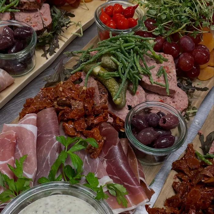 Charcuteri med parmaskinke, terrine, oliven, cornichoner og druer