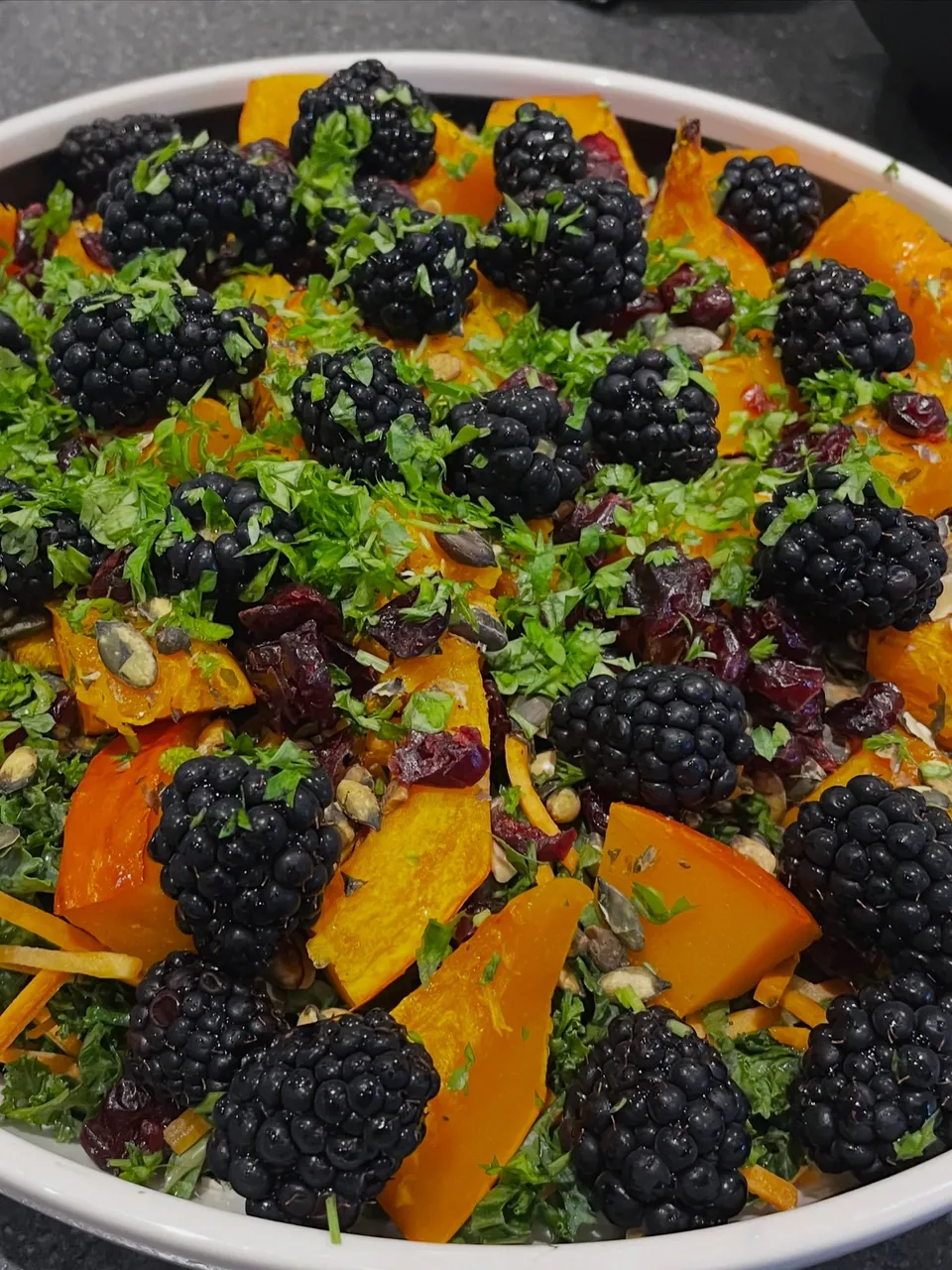 Salat med ovnbagt græskar, brombær, grønkål og kerner