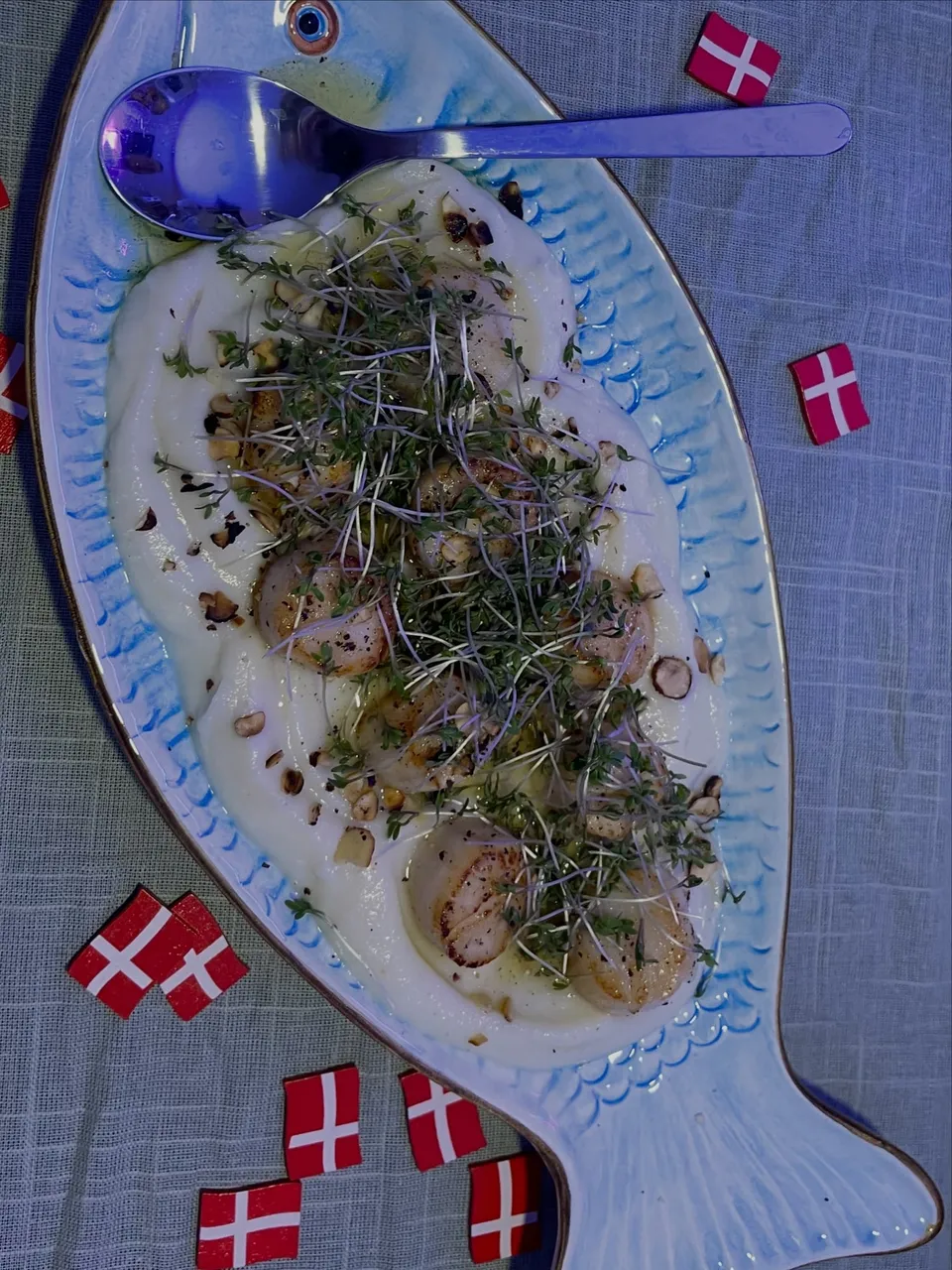 Stegte kammuslinger på blomkålscreme med karse og hasselnødder