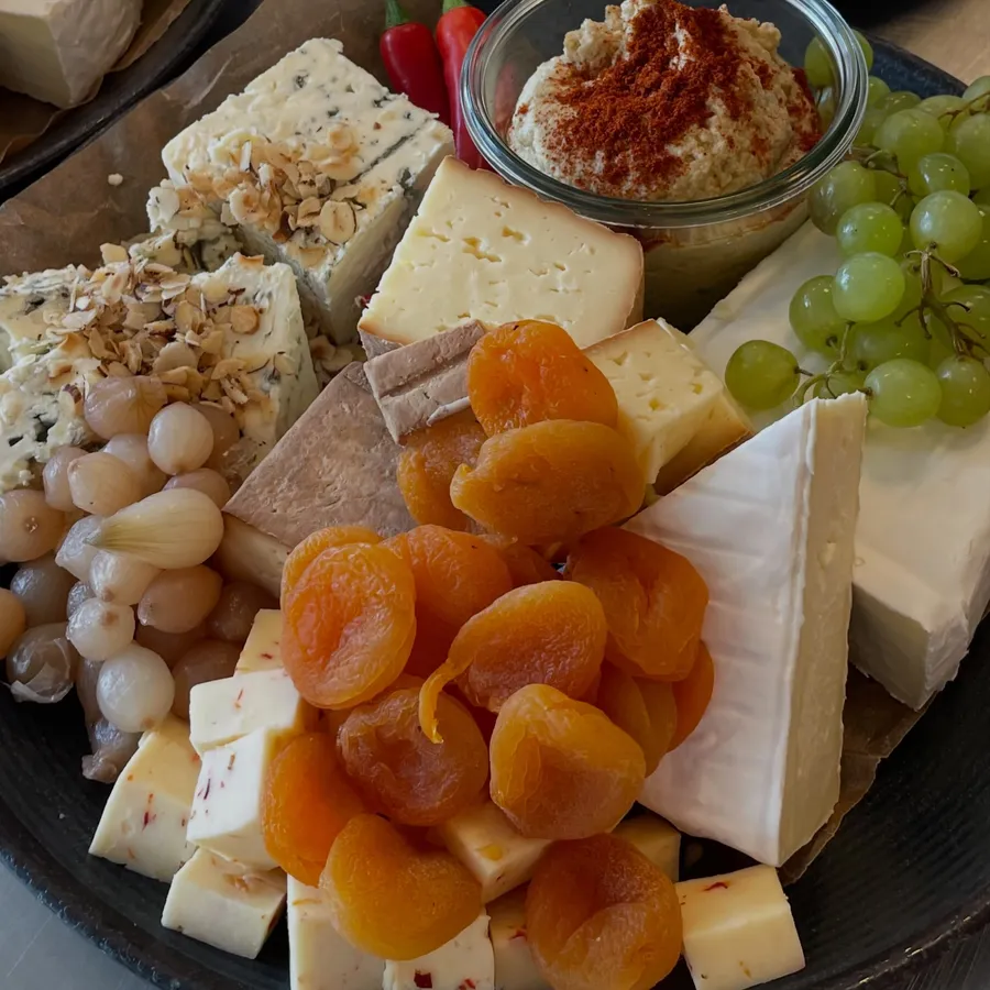 Ostebord med blåskimmel, brie, tørrede abrikoser, druer og hummus