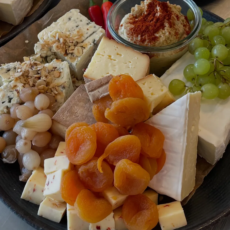 Ostebord med blåskimmel, brie, tørrede abrikoser, druer og hummus