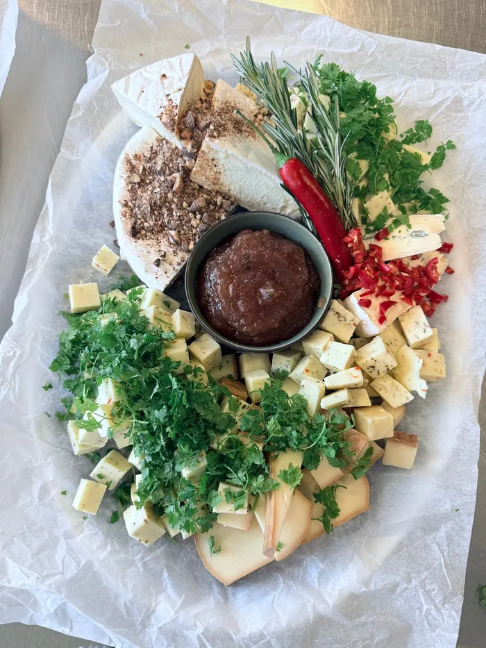 Ostefad med brie, faste oste, chili, rosmarin og æblechutney