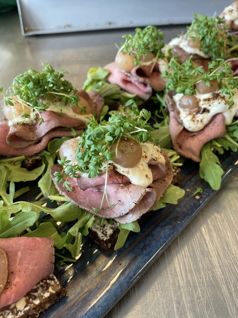 Smørrebrød med roastbeef, remoulade, ristede løg og karse