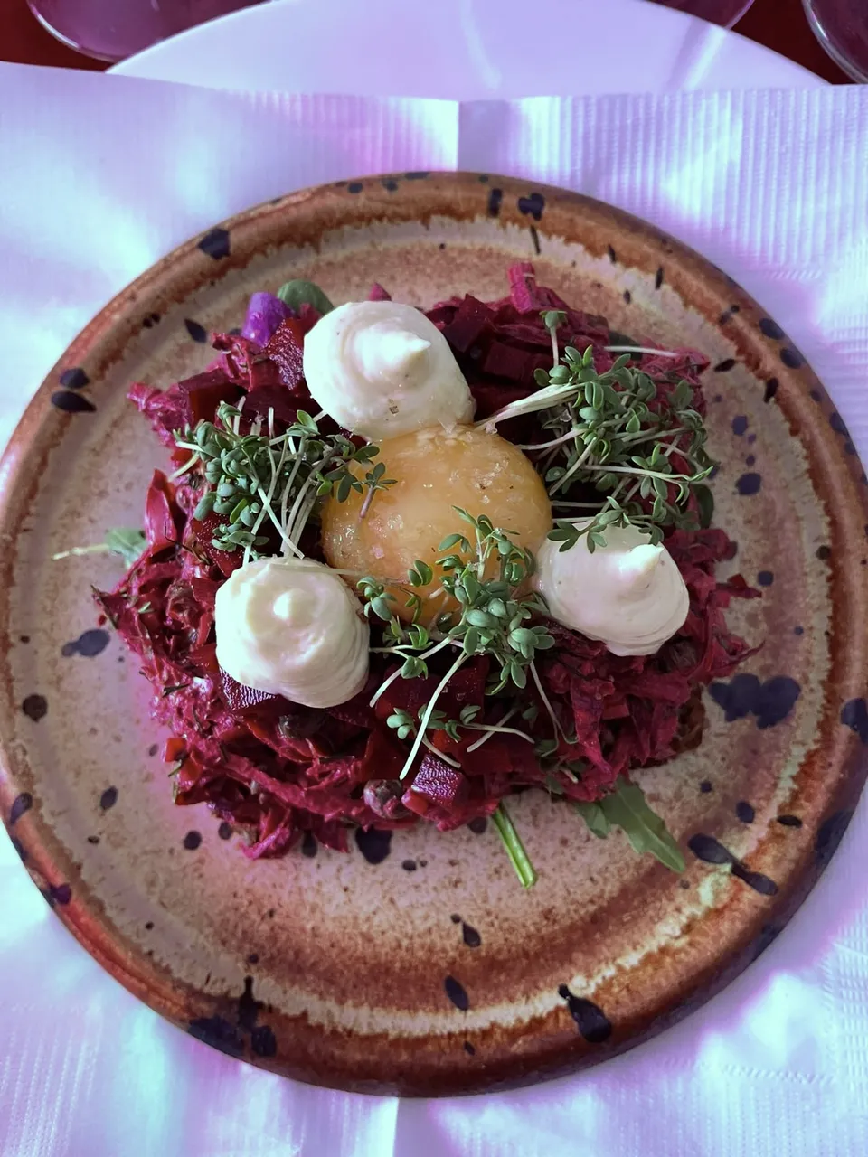 Rødbedetatar med æggeblomme, cremetoppe og karse