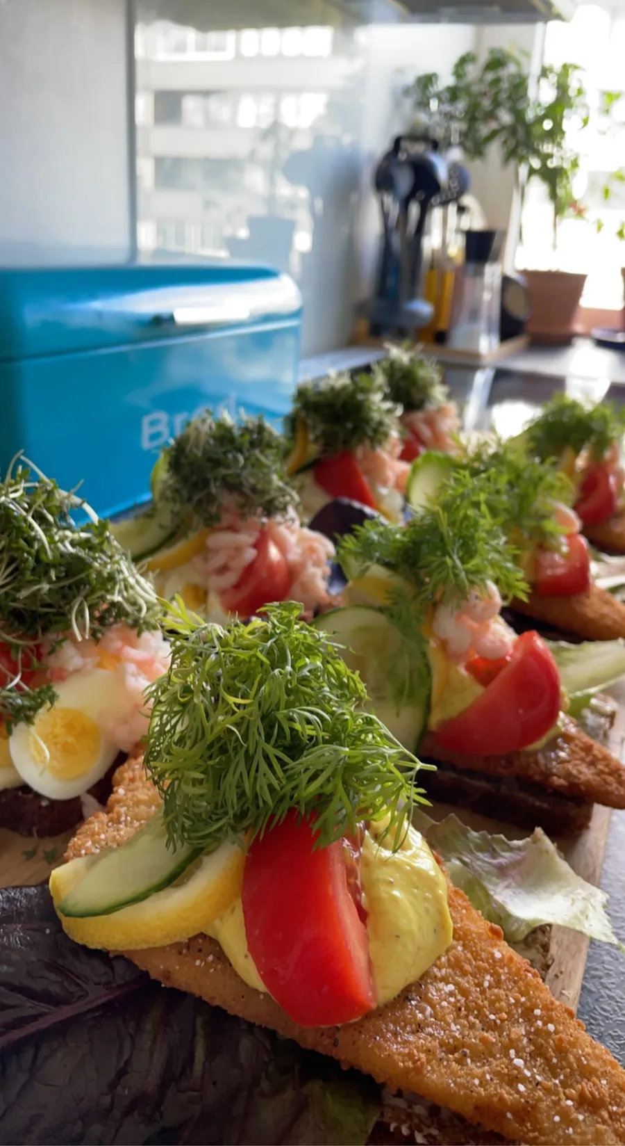 Smørrebrød med fiskefilet, rejer, tomat og masser af dild