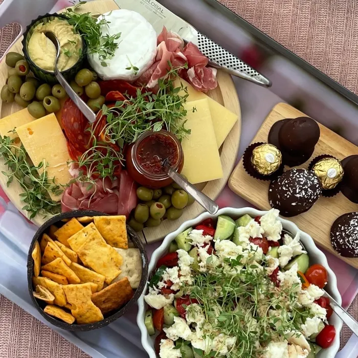 Tapasbakke med ost, chorizo, oliven, salat, kiks og flødeboller