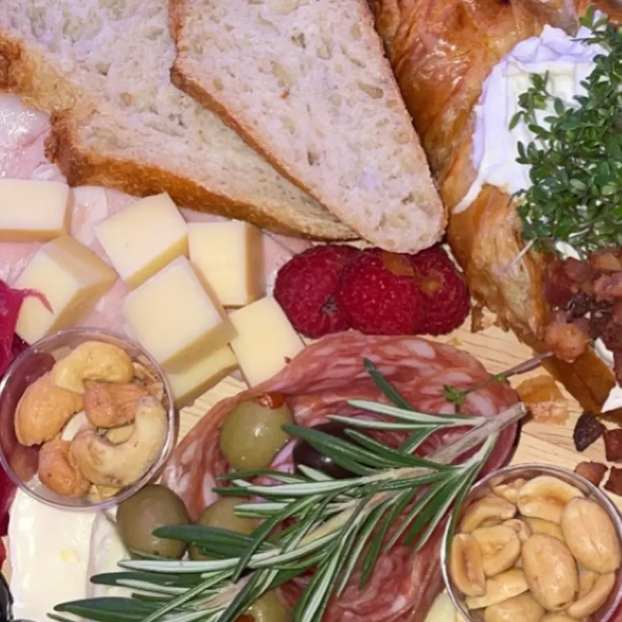 Tapasbræt med surdejsbrød, croissant, ost, salami, oliven og nødder